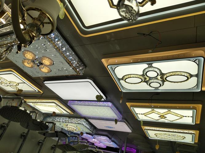 全新的强陶卫浴灯饰燃具店